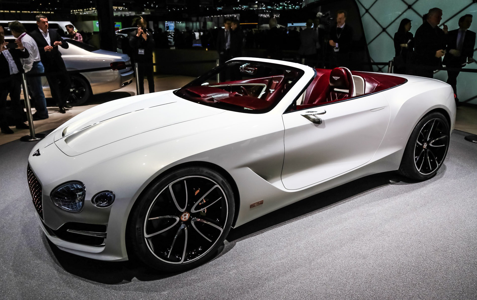 Самым большим сюрпризом на Женевском автосалоне 2017 пока стала концепция Bentley EXP12 Speed 6e. Она основана на купе, которое мы видели несколько лет назад, и представляет собой концептуальный автомобиль с откидным верхом, который использует новейш